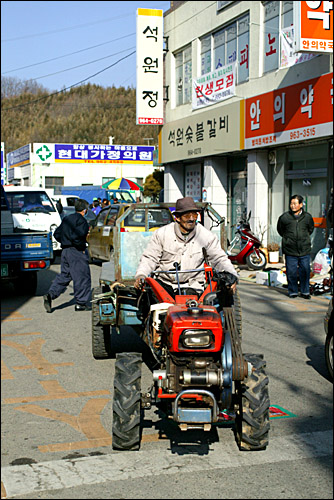 경운기를 몰고 대목장을 나선 할아버지 